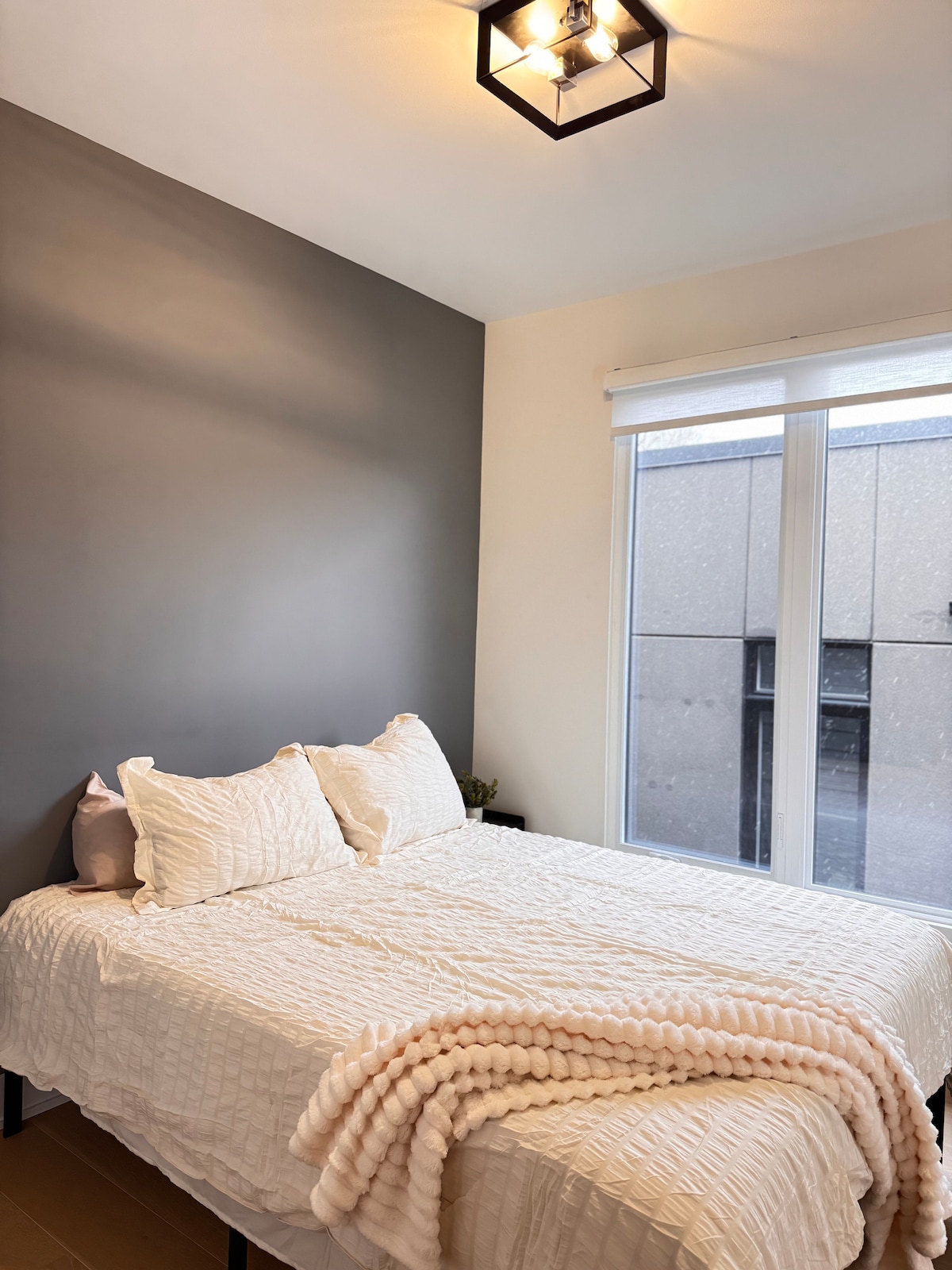 חדר שינה שלישי נעים עם מיטה מלאה, מצעים נקיים ותריסים לחשיכה - אידיאלי לאורחים נוספים או לשהיות ארוכות יותר.

ארון מלא.