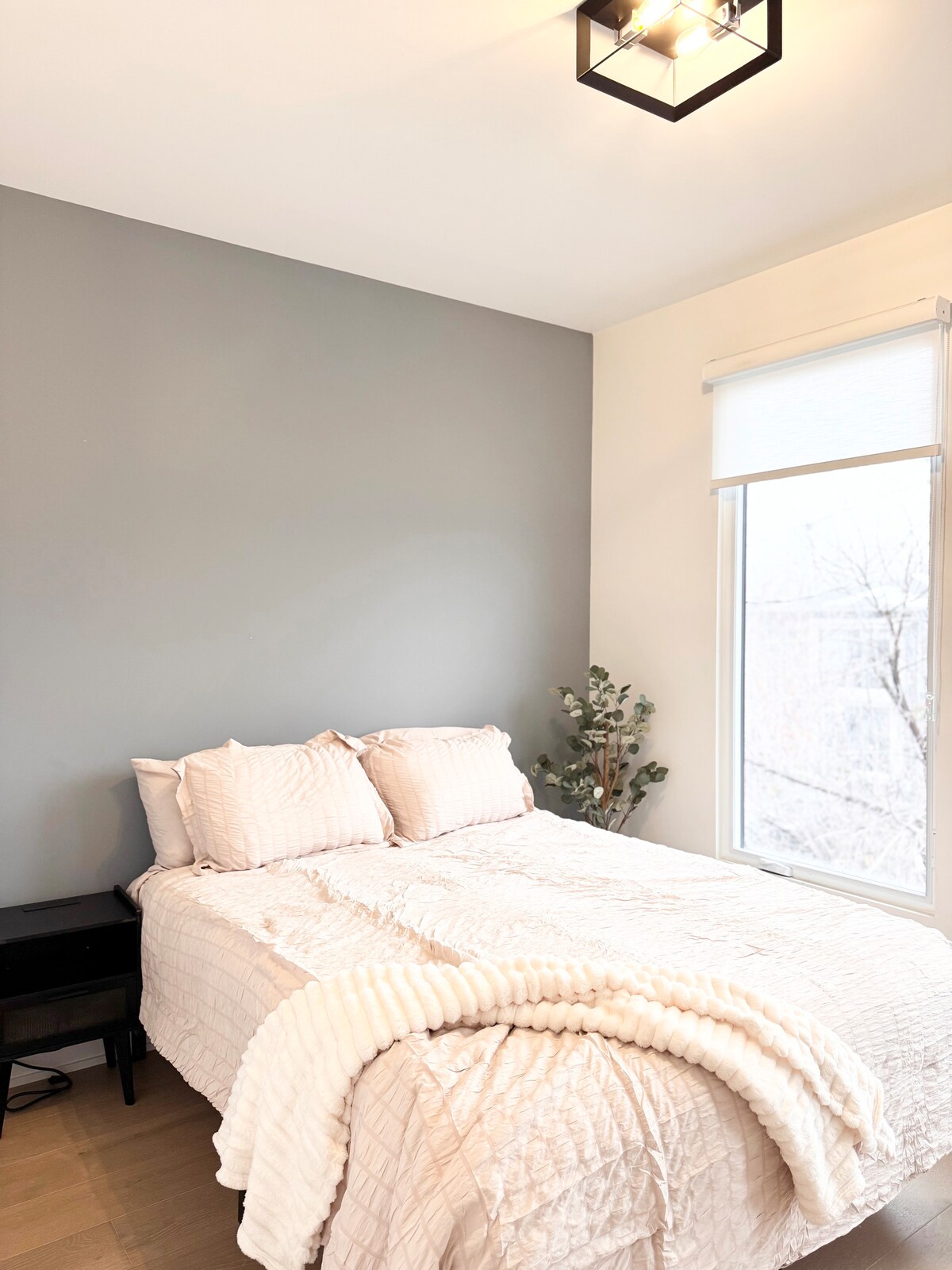 חדר שינה משני מואר עם מיטה בגודל מלא, תריסי האפלה ועיצוב מרגיע - מושלם לנסיעות עסקים או לשהיות ארוכות יותר.