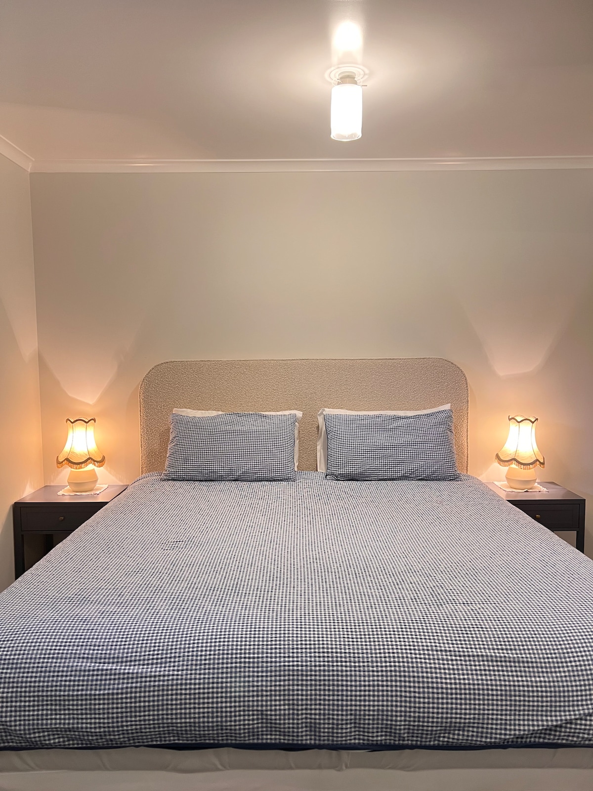 U spavaćoj sobi vas čeka veliki bračni krevet (super king) u kojem ćete se osjećati vrlo ugodno! Imamo i pametni televizor za vas! Svjetiljka u spavaćoj sobi uključuje se dodirom na postolje. 