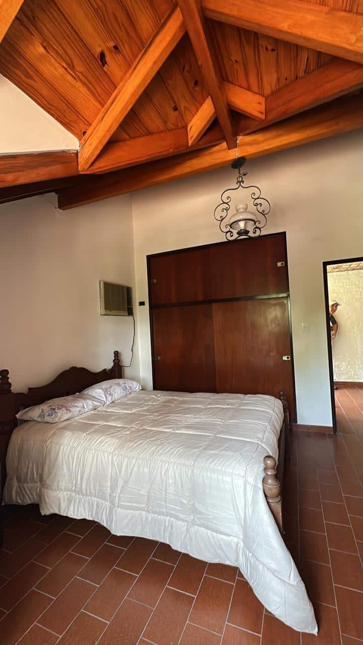 高级客房。套房内设有1张双人床，与1个空间相连，配备可供2人使用的沙发床和1张单人床。 