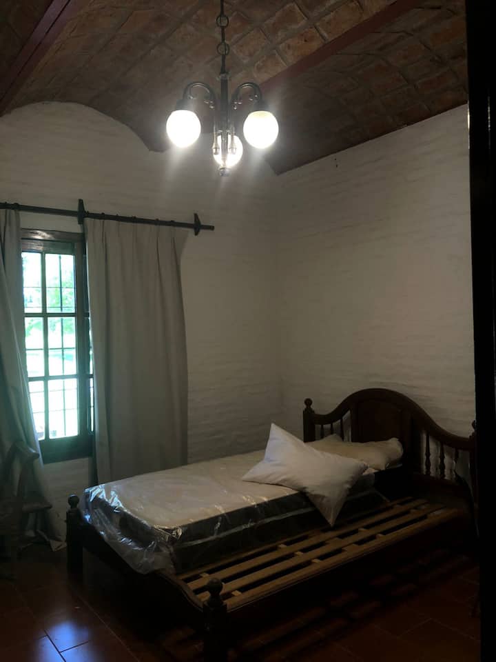 套房。1张双人床，可选择加1张单人床或两张单人床，需额外付费。