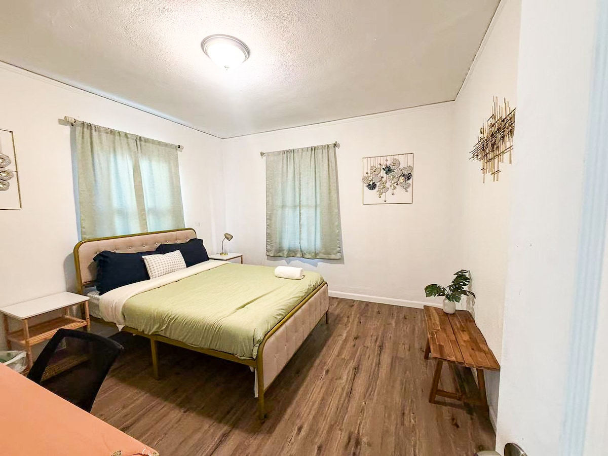 Тиха спална зона с удобно двойно легло.