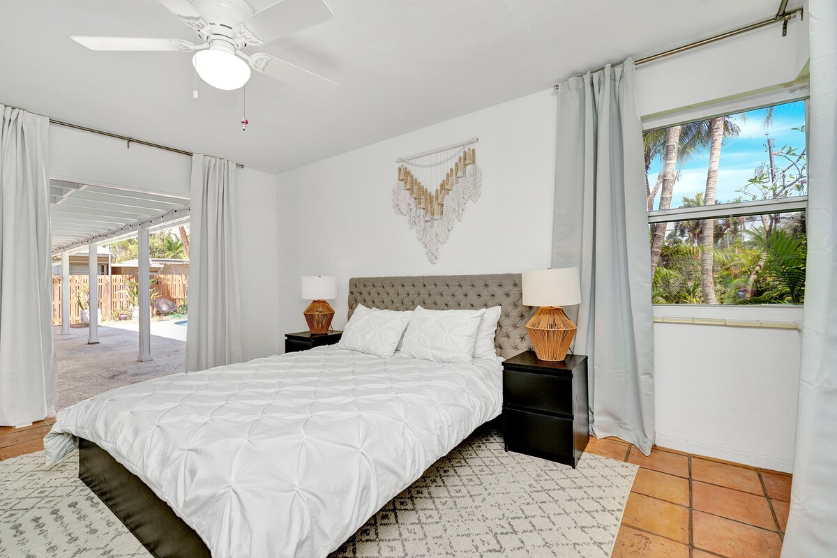 Двойно легло с двойни врати към зоната на басейна