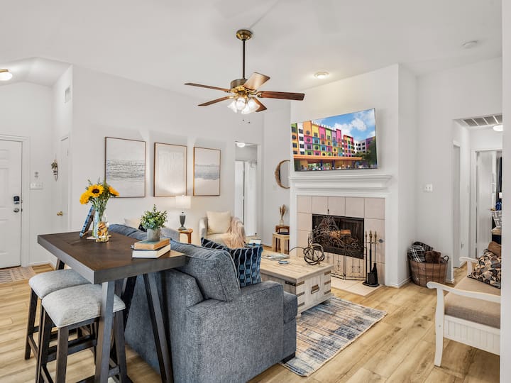 Tavolina e divanit ka 2 vende për të ngrënë përpara televizorit inteligjent Samsung 65"