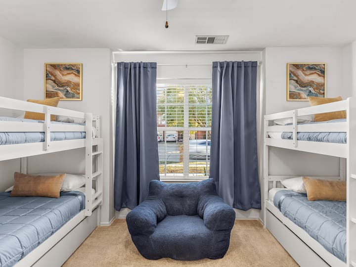 Dhoma e tretë e gjumit mund të flejë deri në 6 persona me dy krevate dopio me kate plus një krevat me rrota. Rrotat mund të manovrohen për të krijuar një opsion dyshemeje të madhe. 