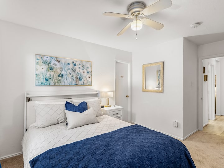 Dhomë gjumi e ndritshme dhe komode me dyshek krejt të ri Queen Nectar, shtroja të rehatshme dhe nuanca të kaltra qetësuese. Një televizor inteligjent Vizio 55" ndodhet mbi një komo të madhe që ofron hapësirë të bollshme. Llamba e krevatit ofron portë karikimi USB me opsione karikimi në kokën e krevatit.