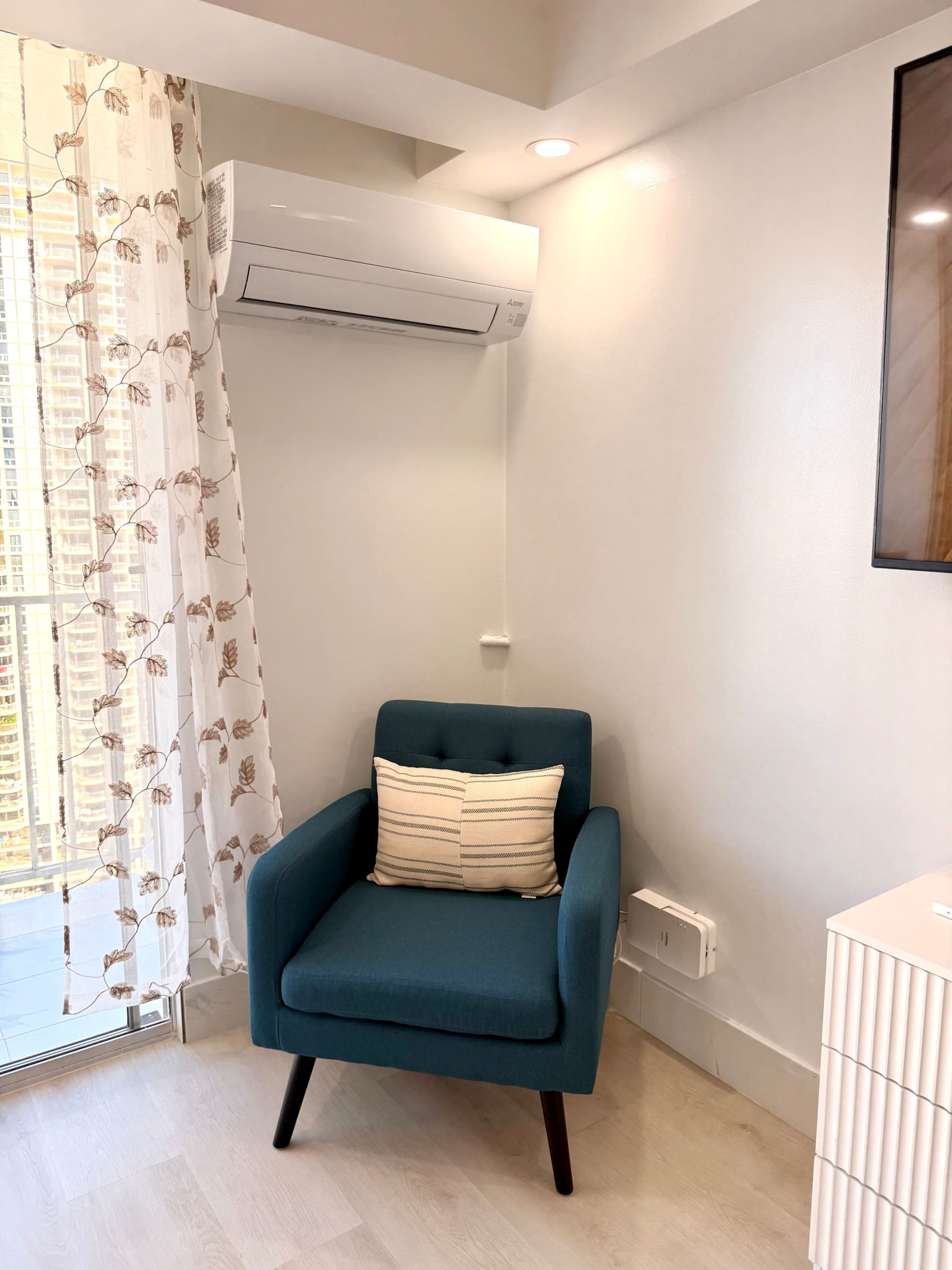 21*High Floor Cozy Waikiki Condo w/Balcony - Image 3