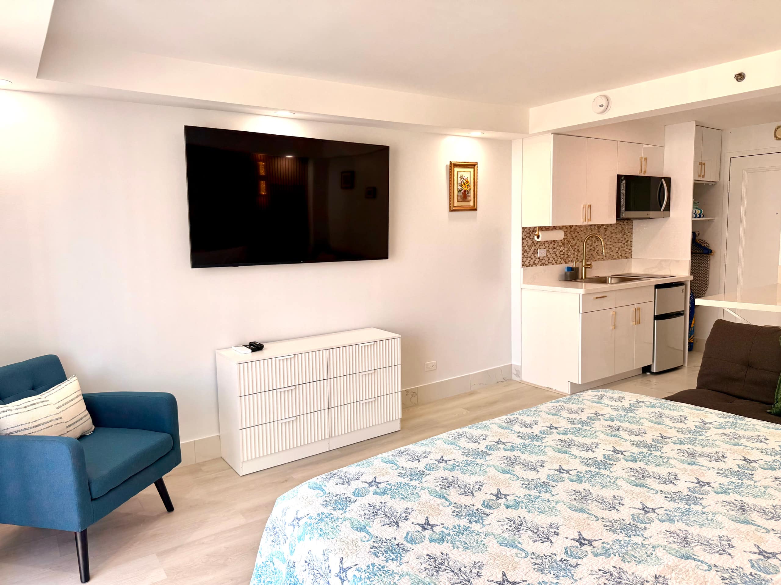 21*High Floor Cozy Waikiki Condo w/Balcony - Image 28