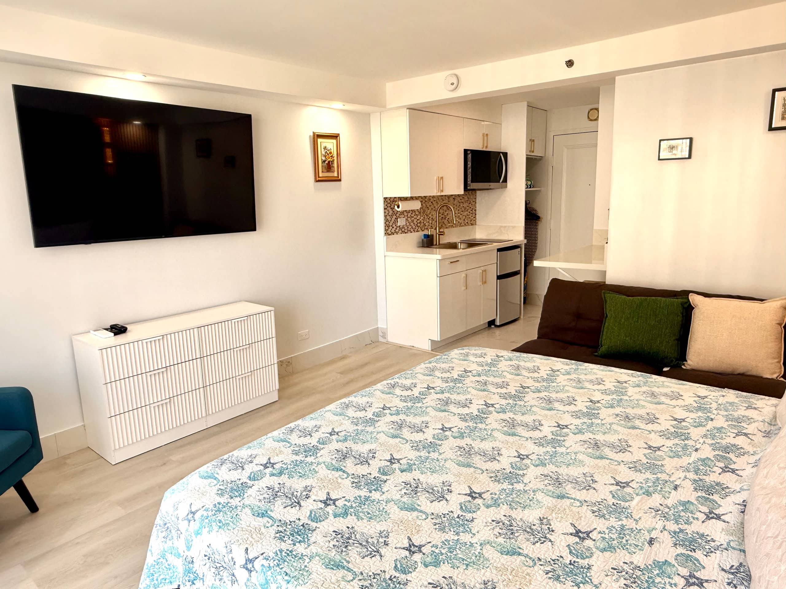 21*High Floor Cozy Waikiki Condo w/Balcony - Image 25