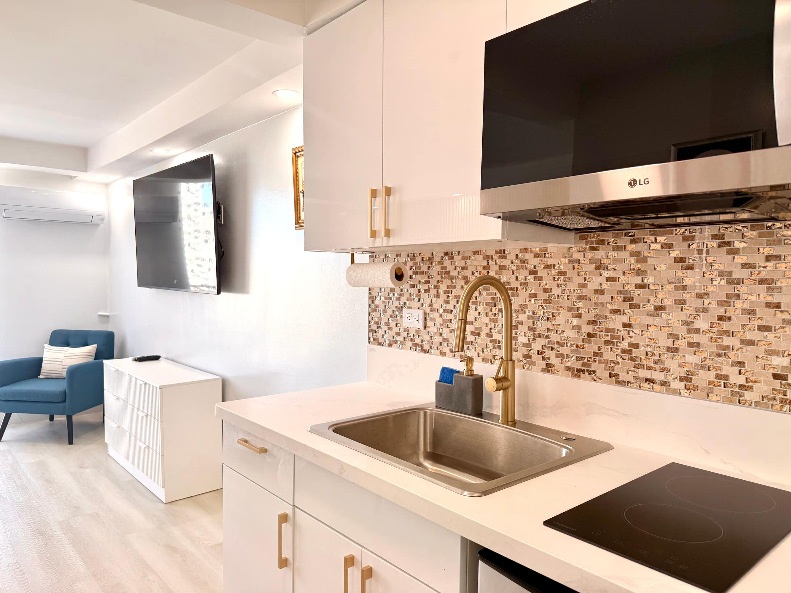 21*High Floor Cozy Waikiki Condo w/Balcony - Image 12