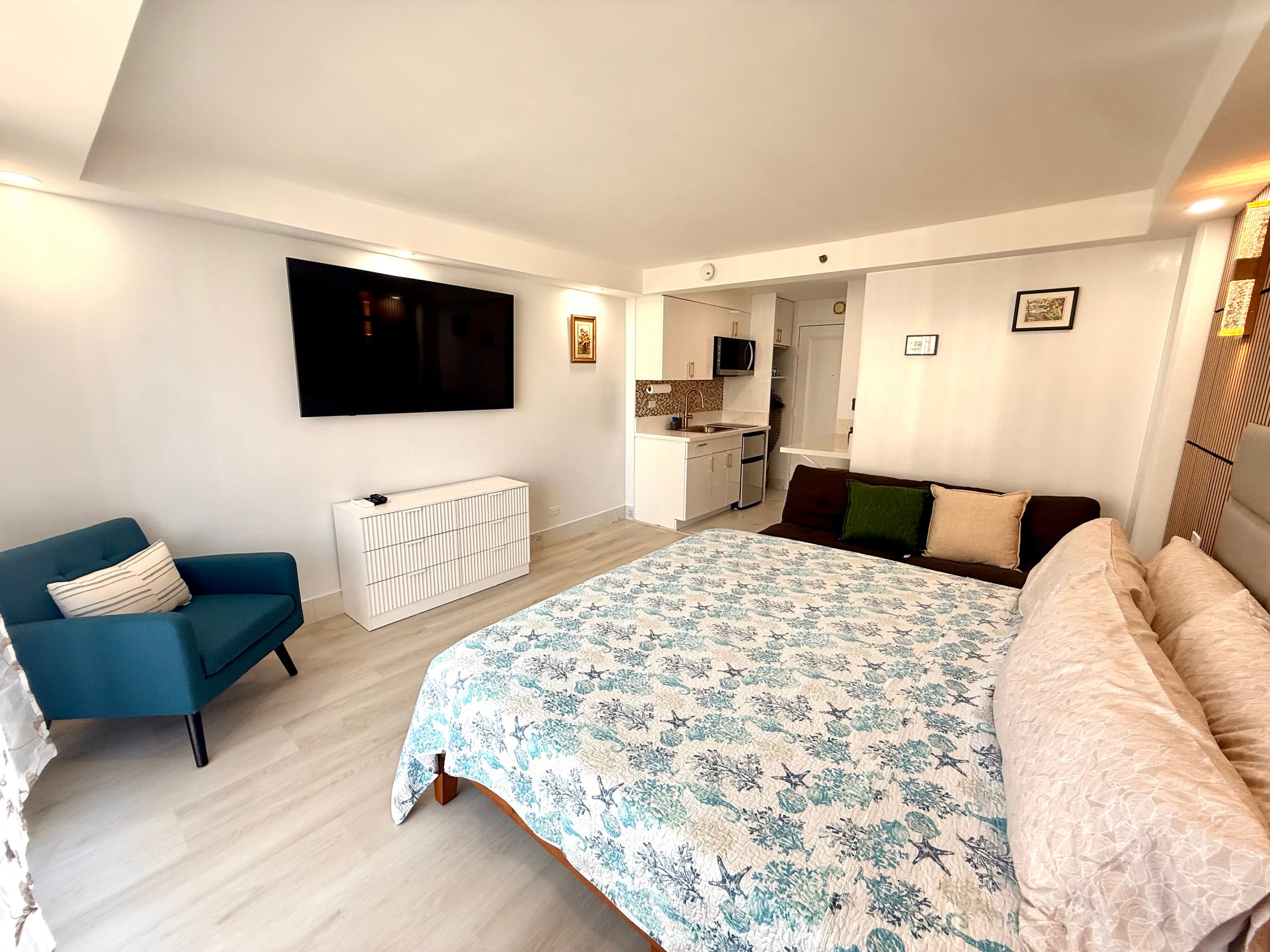 21*High Floor Cozy Waikiki Condo w/Balcony - Image 26