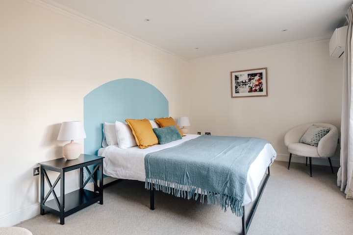 غرفة نوم أخرى مريحة وهادئة بشكل ملحوظ، مع حمام داخلي