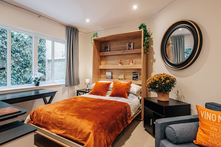 ...النوم في العمل،  في راحة رائعة ....الأريكة تنسحب لأربعة أشخاص...