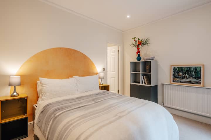 غرفة نوم كينج، مع حمام داخلي وإمكانية الوصول إلى تراس الأطفال. 