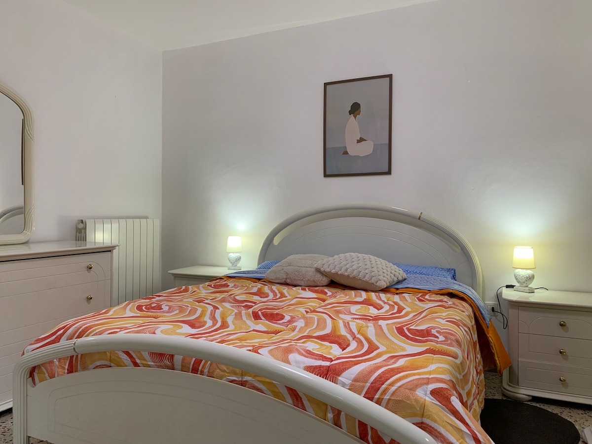 إطلالة واسعة على غرفة النوم المزدوجة الثانية لشقتنا.
يضمن السرير المزدوج مع المرتبة الجديدة نومًا مريحًا قبل استكشاف أزقة تودي سيرًا على الأقدام.