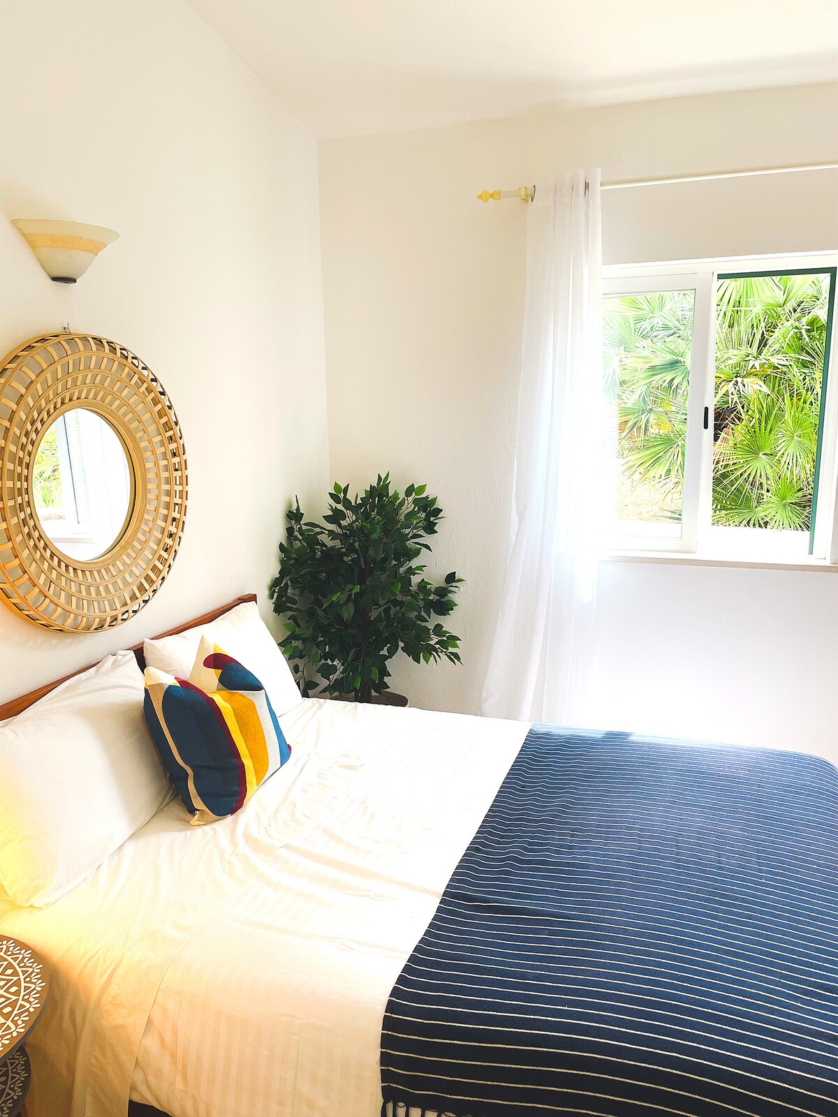 בחדר השינה 8 יש מיטה זוגית והוא ממוקם בדירה שמחוברת לבית הראשי.  בדירה יש מטבח משלה, סלון קטן וחדר רחצה משותף עם חדר שינה 9.