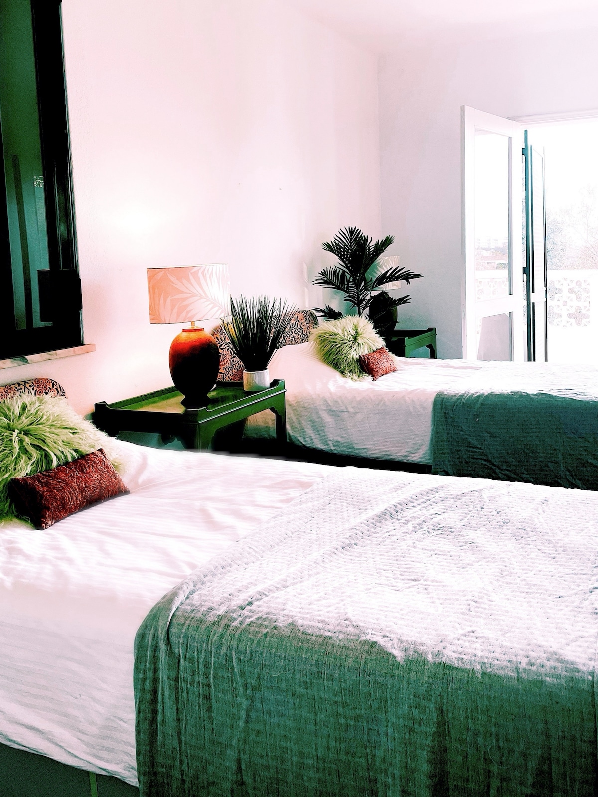 חדר שינה 6 הוא חדר זוגי בקומה העליונה של בית הבריכה.  יש לו חדר מקלחת צמוד משלו ומרפסת פרטית עם נוף לים.