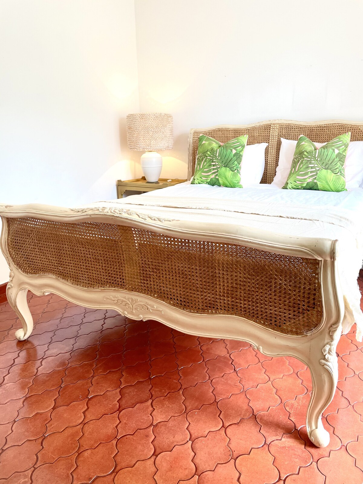 חדר שינה 7 נמצא בקומה התחתונה של בית הבריכה עם מיטת קינג סייז וחדר מקלחת צמוד משלו.  יש בו מרפסת קטנה המשקיפה על הגנים.