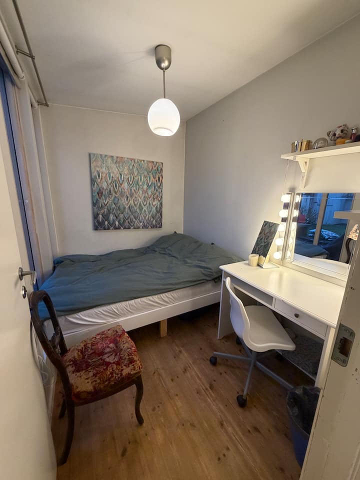 Cama matrimonial pequeña, 90 × 140 cm, y tocador. Tienes que pasar por el dormitorio 4 para llegar. 