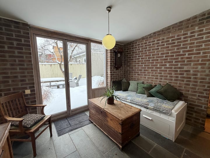 Se puede usar como cama individual o doble, con salida al jardín.