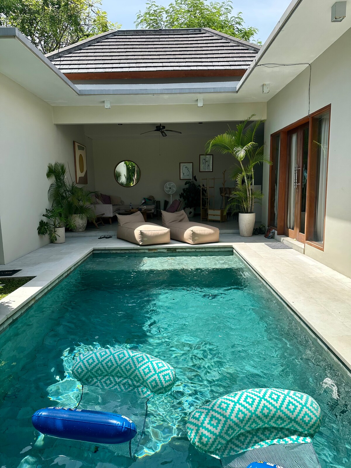 Chambre privée moderne avec baignoire et piscine Pererenan Villa ...