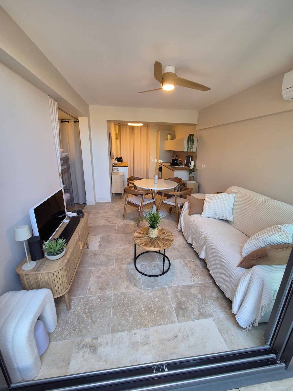 реверсивен климатик и вентилатори на тавана 