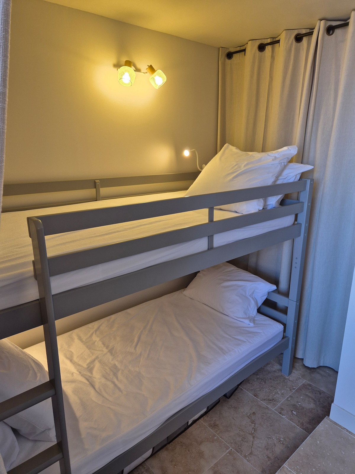 2 двуетажни легла, стая, разделена със светонепропускливи завеси. Не е подходящо за деца под 6 години, европейски стандарти. 