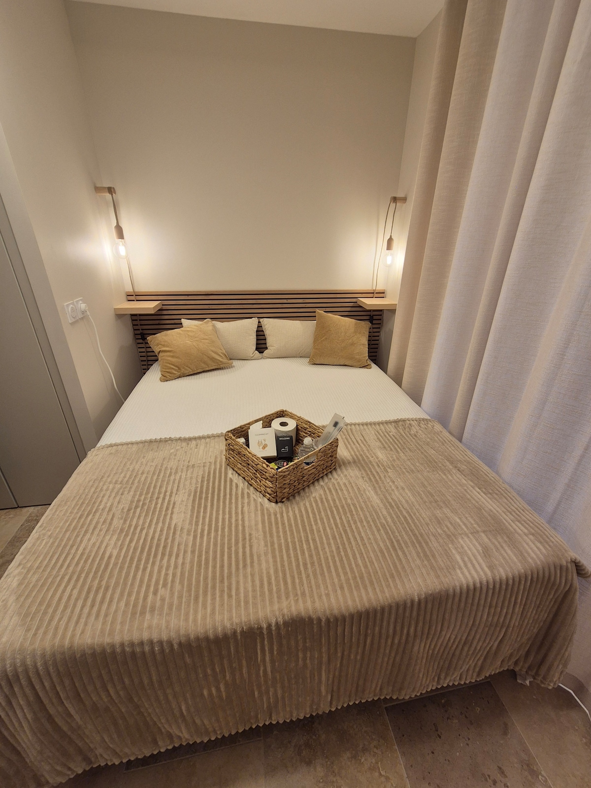 легло 160×200. Много удобен нов матрак. Спалня, разделена със завеси. Вентилатор и амбиентно осветление на тавана с промяна на цвета. 