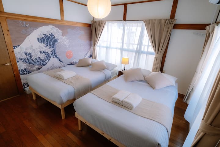 Duerme bajo una vista del Monte Fuji sin salir de tu cama. El papel tapiz japonés hace que la habitación se sienta como un refugio tranquilo después de días ajetreados en la ciudad. A los niños y adultos les encanta despertarse “dentro” de un pedacito de Japón.