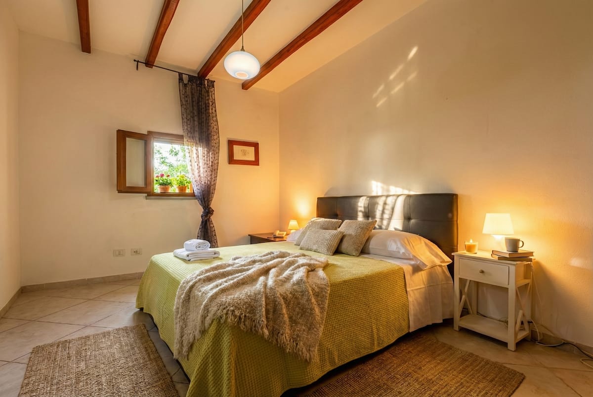 Camera da letto n. 4 a Villa Aurora, con letto king size e finestra luminosa