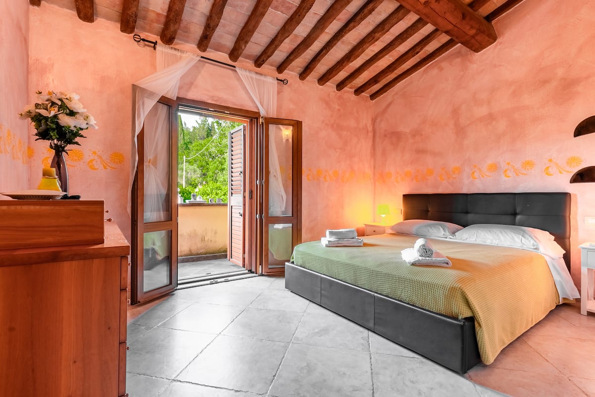 Camera da letto n. 3 a Villa Aurora con letto king size e luci soffuse