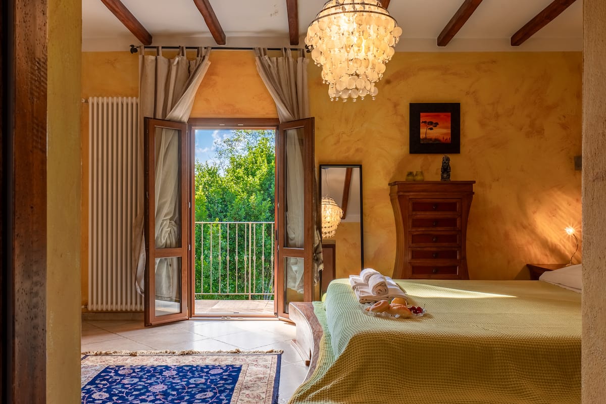 Camera da letto principale a Villa Aurora con bagno privato e vista dal balcone