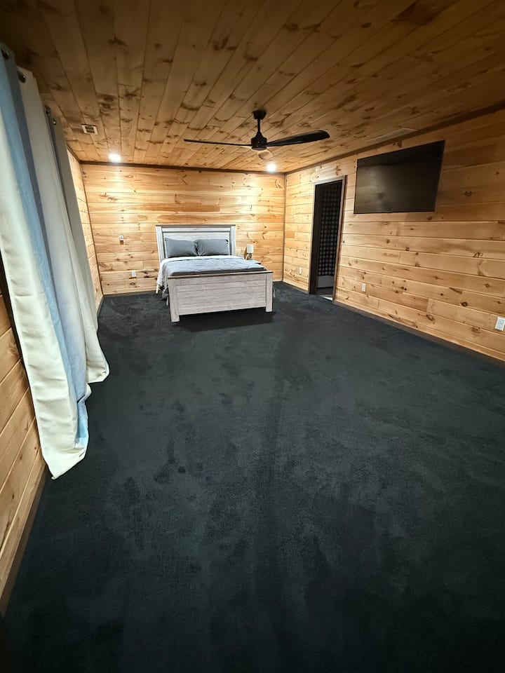 Ndodhet në katin e dytë 
	•	Krevat: dopio "queen" 
	• 	Banjë private: Përfshin vaskë
	•	Karakteristikat: Ventilator tavani, TV, dollap me dyer
	
