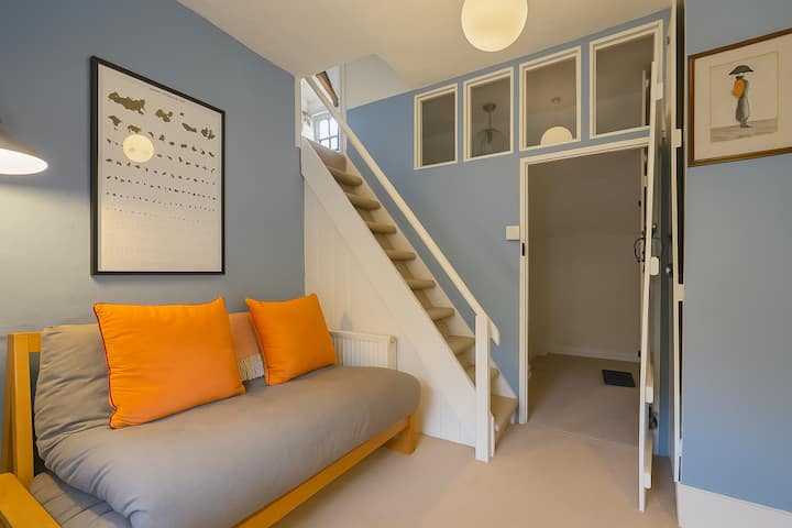 Sehemu yetu ya pili ya chumba cha kulala iliyo na ngazi kwenda juu (chumba cha kulala cha tatu). Chumba hiki kina kitanda cha ziada cha sofa kwa wageni watarajiwa 5 na 6 - tafadhali kumbuka kuleta mashuka yote kwani hatutoi haya.