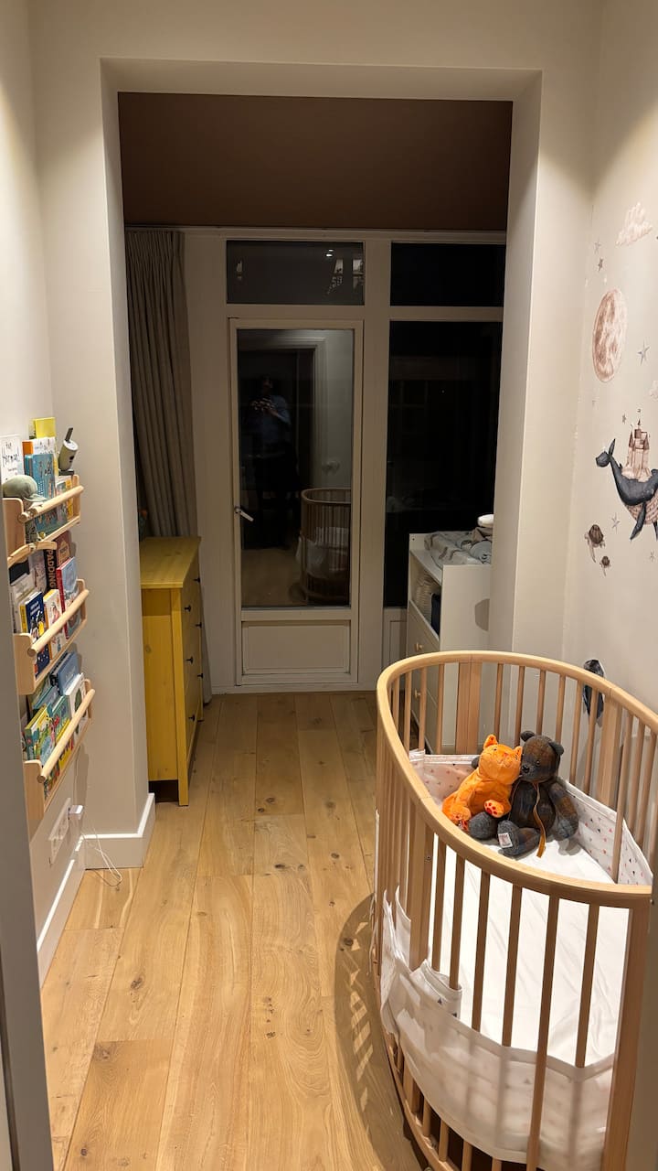 Svetlá a tichá izba ideálna pre deti alebo hostí – detská postieľka k dispozícii pre rodiny cestujúce s deťmi 