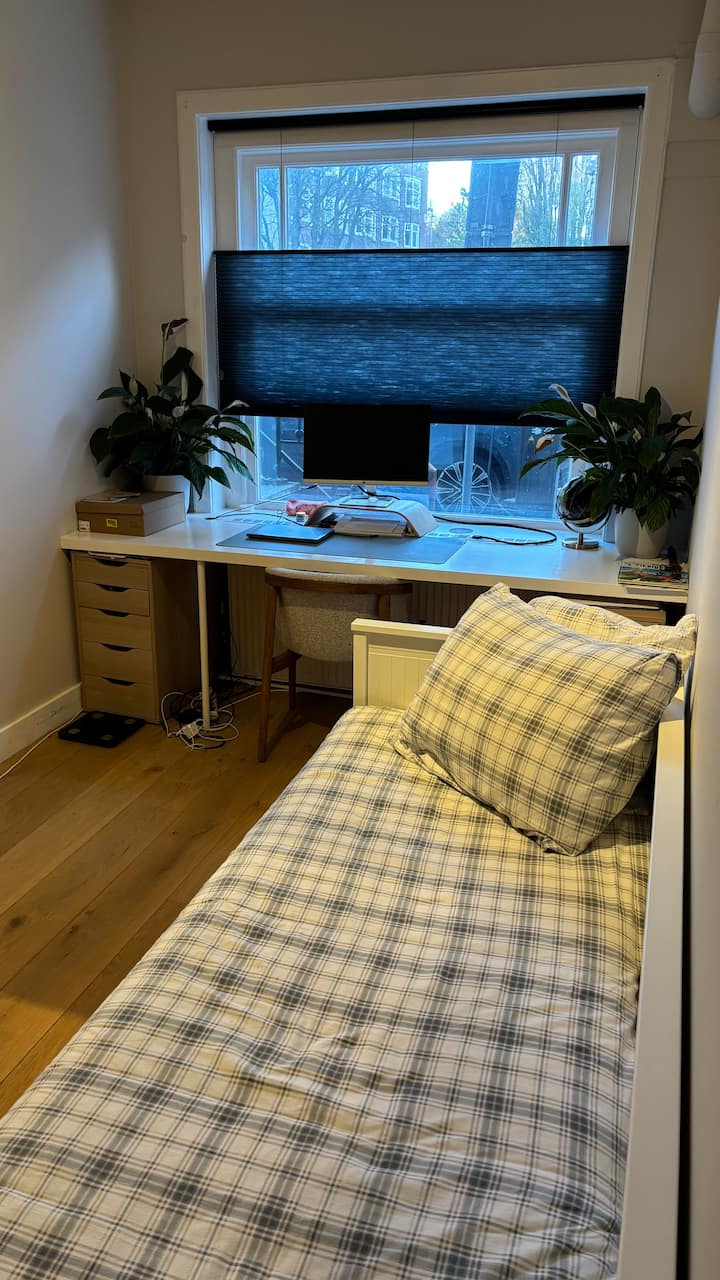 Svetlá domáca kancelária cez deň, útulná hosťovská izba v noci. Štýlová rozkladacia manželská posteľ – ideálna na prácu na diaľku alebo návštevu priateľov.