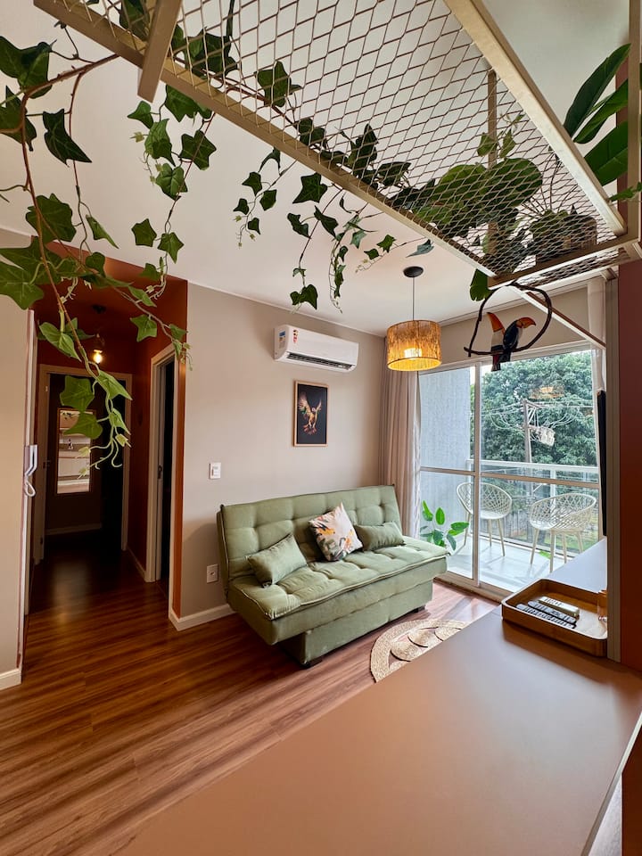 Sala de estar con sofá cama, aire acondicionado y TV