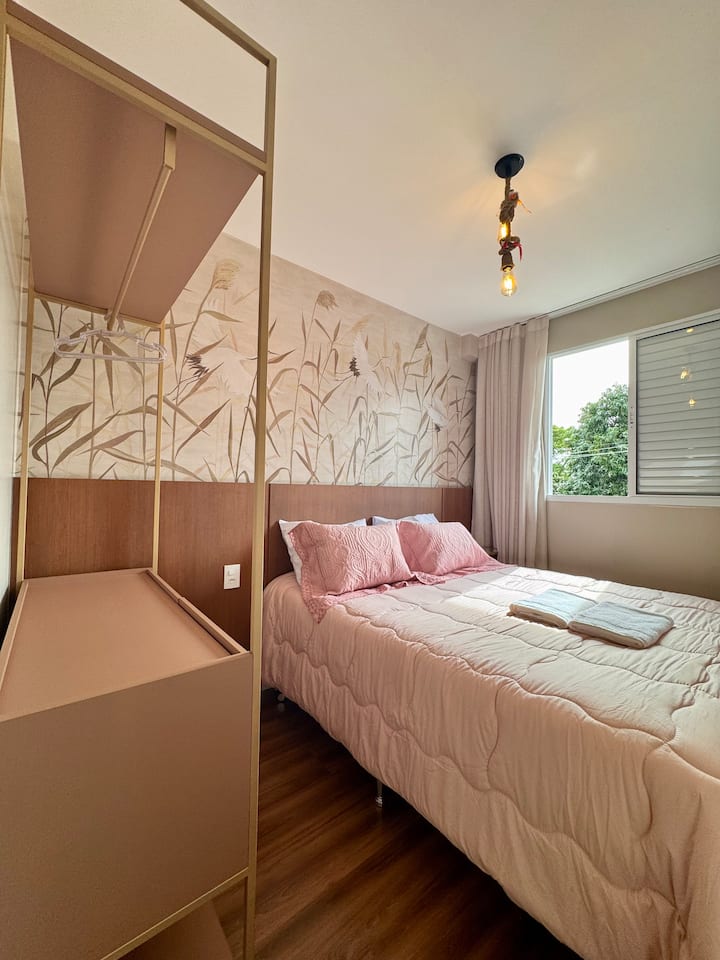 Dormitorio 1: cama tamaño queen, aire acondicionado, muebles adaptados exclusivamente para alquileres vacacionales y cortina opaca.