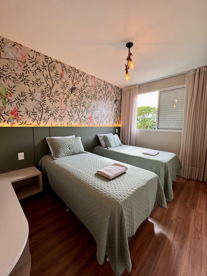 Dormitorio 2: dos cómodas camas individuales, aire acondicionado y cortina opaca.