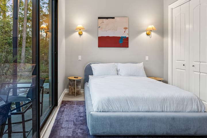 საწოლი 152×203 სმ, საკუთარი სააბაზანო, კარადა და პატიო.