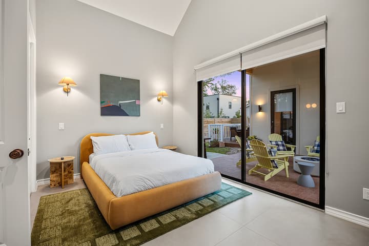 ამ საძინებელში არის 152×203 სმ ზომის საწოლი და საკუთარი სააბაზანო. ცეცხლის დასანთები ადგილისგან რამდენიმე ნაბიჯის მოშორებით. 
