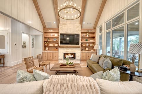 Elegant cabin: Pet friendly, hot tub with fire pit