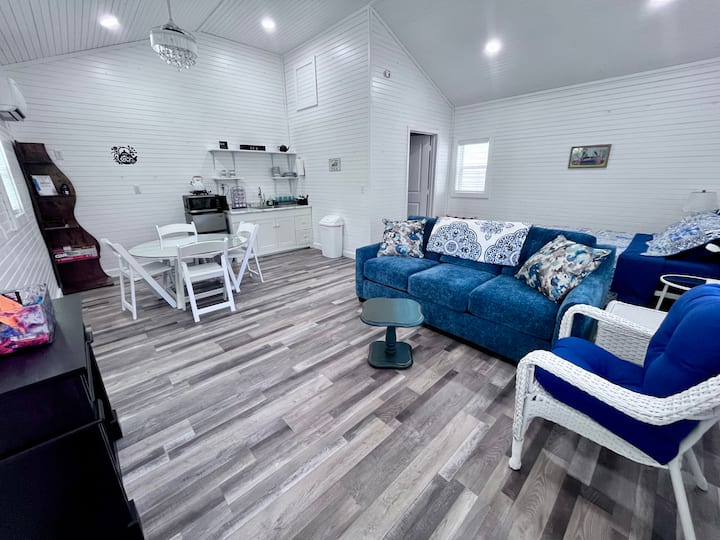 Romantic Tea Cottage Retreat Creek + Fire Pit - Cape Girardeau, MO
