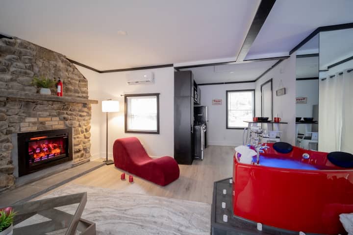 Soak & Swoon | Romantic Tiny House With Jacuzzi. - Middletown, NY