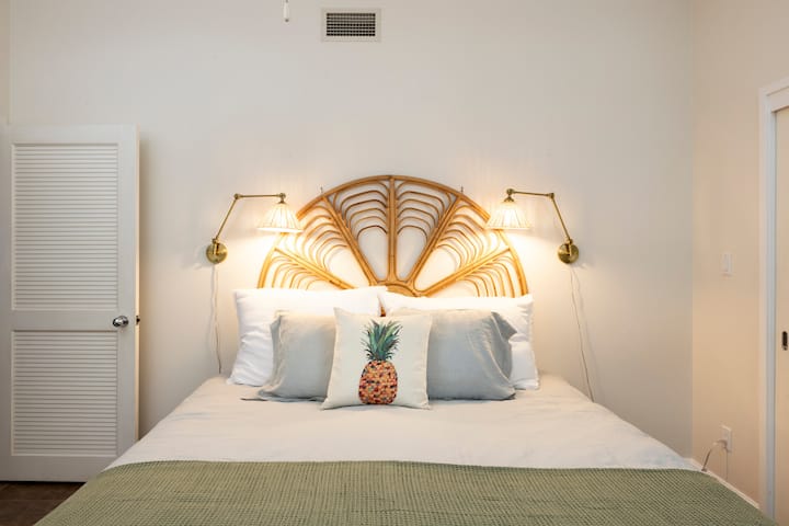 Prekrasno uređena s fleksibilnim opcijama posteljine za dvokrevetni krevet ili krevet (Queen size), ova soba nudi udobnost i prostor za obitelji ili suputnike. Prozori i kapci u potpunosti se zatvaraju kako bi se osigurala privatnost