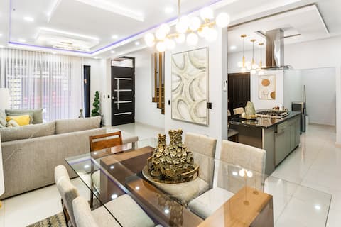 +16 Luxe House+Pool Table+BBQ 20 min Airport