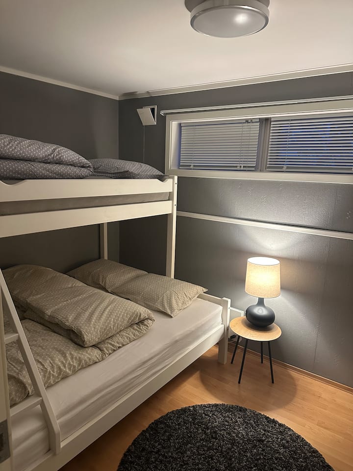Cama familiar con una de 150x200 abajo y una de 90x200 arriba. Indícanos qué camas te gustaría usar al reservar.