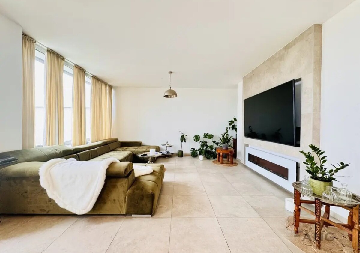 Beliebte Airbnb-Anzeige: Rheinpanorama Penthouse Neuss/ Düsseldorf in Hammfeld