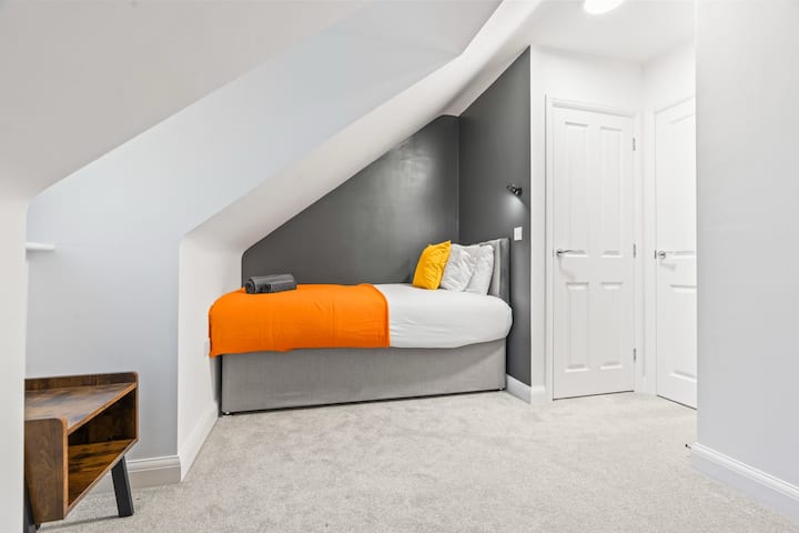 Spavaća soba 5:
Svijetla i moderna soba s udobnim krevetom za jednu osobu i posebnim radnim prostorom s radnim stolom i stolicom, savršena za rad na daljinu ili učenje u miru. Udoban, tih i dizajniran za odmor i produktivnost.