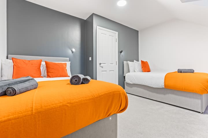 4. spavaća soba:
Uživajte u sobi ispunjenoj svjetlošću na 2. katu s dva kreveta za jednu osobu, ogledalom u punoj dužini, prostorom za garderobu i svježim uređenjem – savršeno za udobno spremanje.